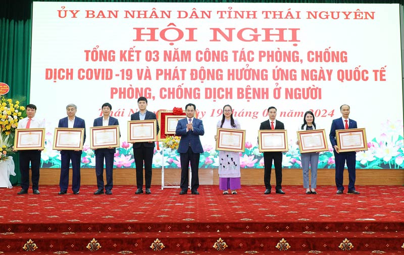Đồng chí Chủ tịch UBND tỉnh Trịnh Việt Hùng trao Bằng khen của Thủ tướng Chính phủ tặng các tập thể.