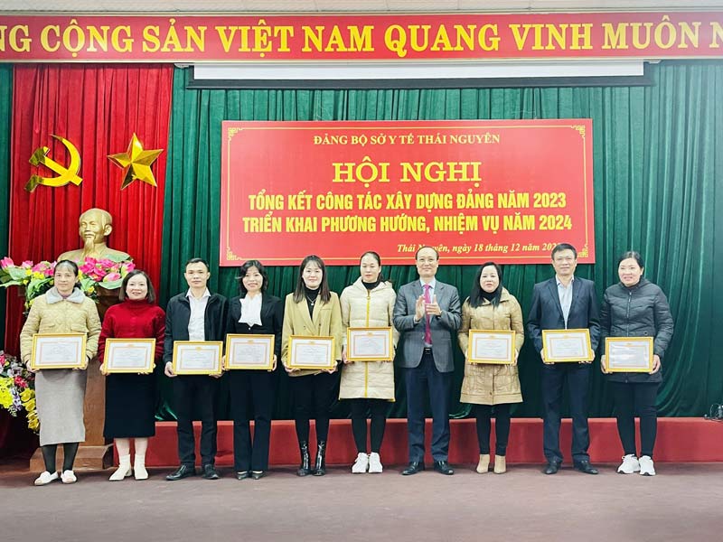 Đ/c Đặng Ngọc Huy - Bí thư Đảng ủy Sở Y tế trao tặng khen thưởng cho 07 tập thể 