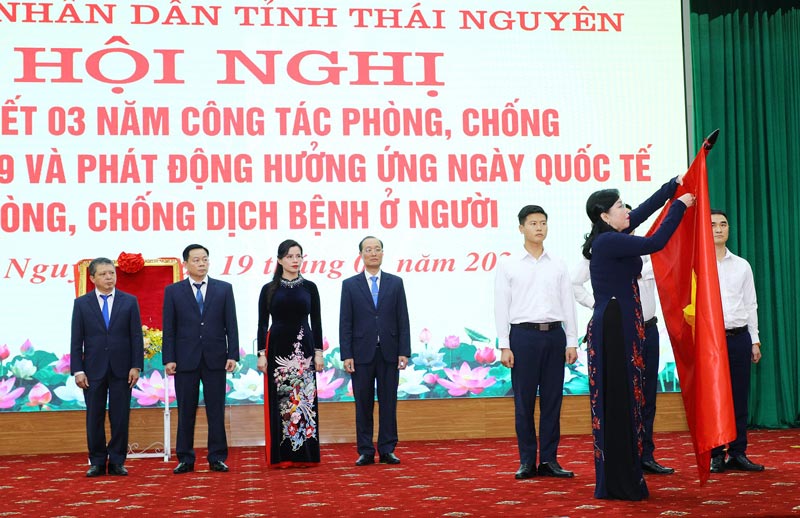 Thừa ủy quyền của Chủ tịch nước, đồng chí Bí thư Tỉnh ủy Nguyễn Thanh Hải trao Huân chương Lao động hạng Nhì tặng Sở Y tế Thái Nguyên.