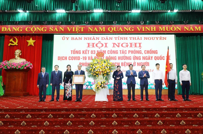 Các đồng chí lãnh đạo tỉnh chúc mừng ngành Y tế tỉnh Thái Nguyên.