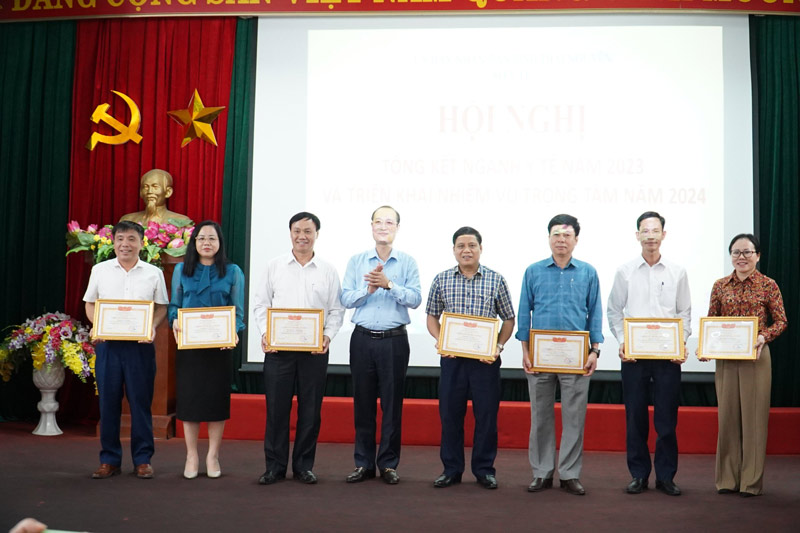 Đồng chí Đặng Ngọc Huy- Giám đốc Sở Y tế trao tặng Giấy khen cho tập thể đạt Lao động xuất sắc