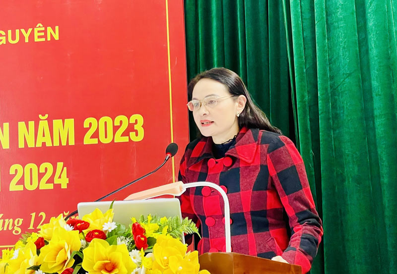 Đồng chí Trần Thị Hồng Thái, Phó chủ tịch LĐLĐ tỉnh phát biểu tại Hội nghị