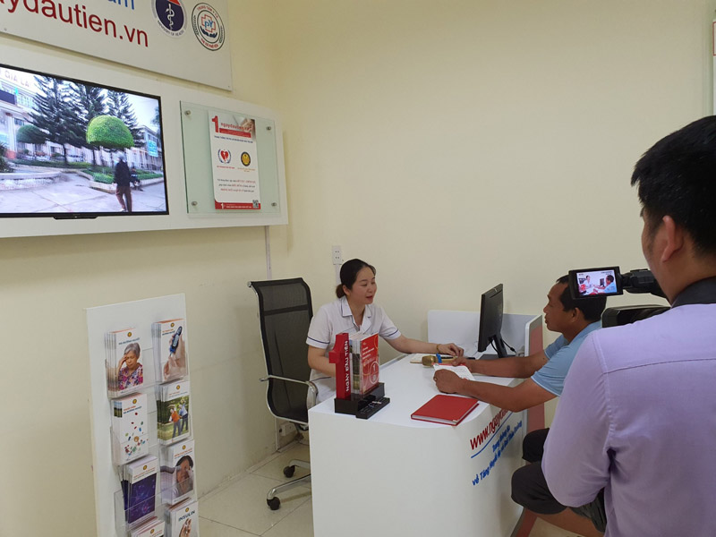 Nhân viên y tế TTYT thị xã Phổ Yên tư vấn cho bệnh nhân tăng huyết áp và đái tháo đường