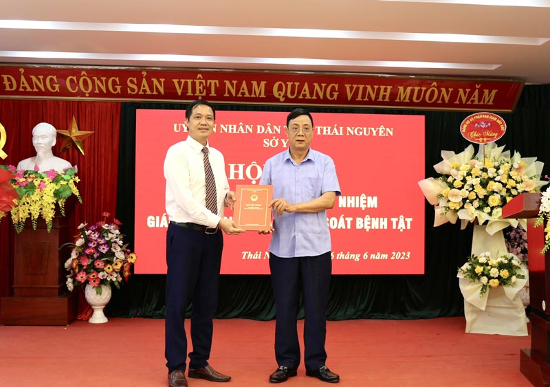 Đồng chí Phó chủ tịch thường trực UBND tỉnh Đặng Xuân Trường(bên phải) trao Quyết định bổ nhiệm Giám đốc Trung tâm Kiểm soát bệnh tật tỉnh Thái Nguyên