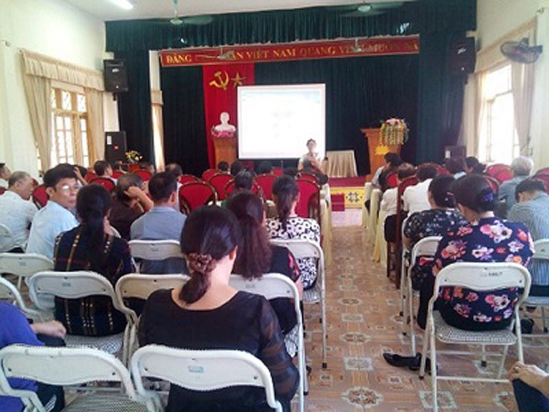 Cán bộ Trung tâm DS-KHHGĐ thành phố Thái Nguyên đang truyền tải các nội dung trong chuyên đề về công tác Dân số trong tình hình mới tại xã Tân Thành