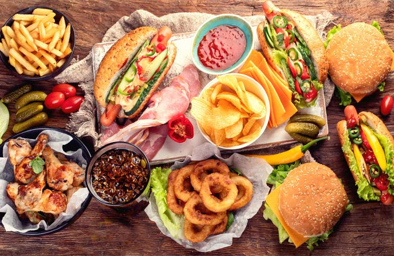 Đồ ăn nhanh như hamburger, gà rán, khoai tây chiên không tốt cho hệ tim mạch