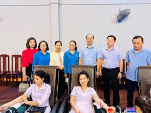 Công đoàn viên tham gia hiến máu tình nguyện tại ngày hội