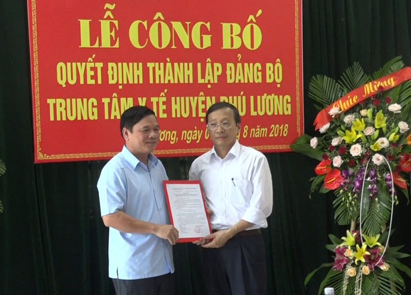 Đồng chí Ma Văn Rục-Phó Bí thư Thường trực Huyện ủy trao Quyết định thành lập Đảng bộ Trung tâm y tế huyện Phú Lương