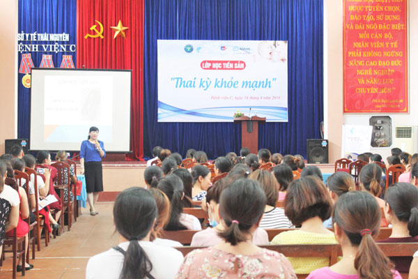 GV: Phạm Phú Tiêu Tương – Hội phó hội nữ hộ sinh Hà Nội chia sẻ tại lớp học