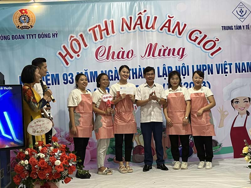 Đồng chí Triệu Văn Thu – Giám đốc Trung tâm Y tế, Trưởng ban tổ chức trao giải nhất cho đội “Bếp Hồng”