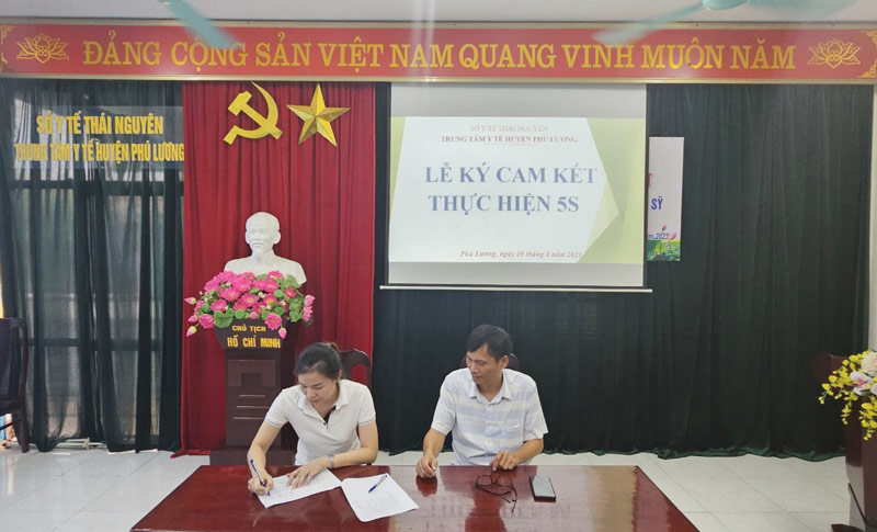 Trạm Y tế xã Yên Lạc ký cam kết
