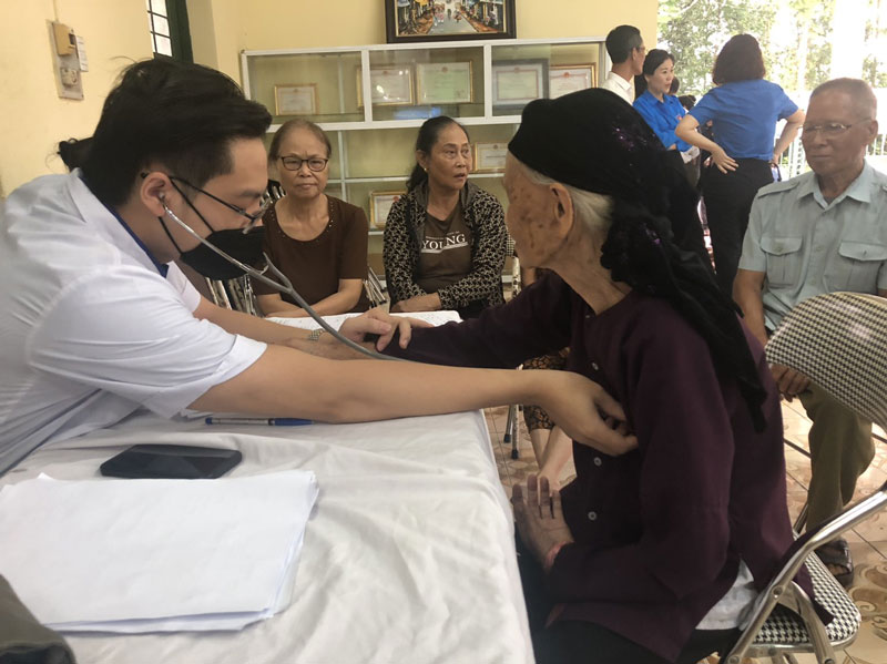 Ảnh 2: Các y bác sỹ khám tim mạch cho người dân xã La Bằng