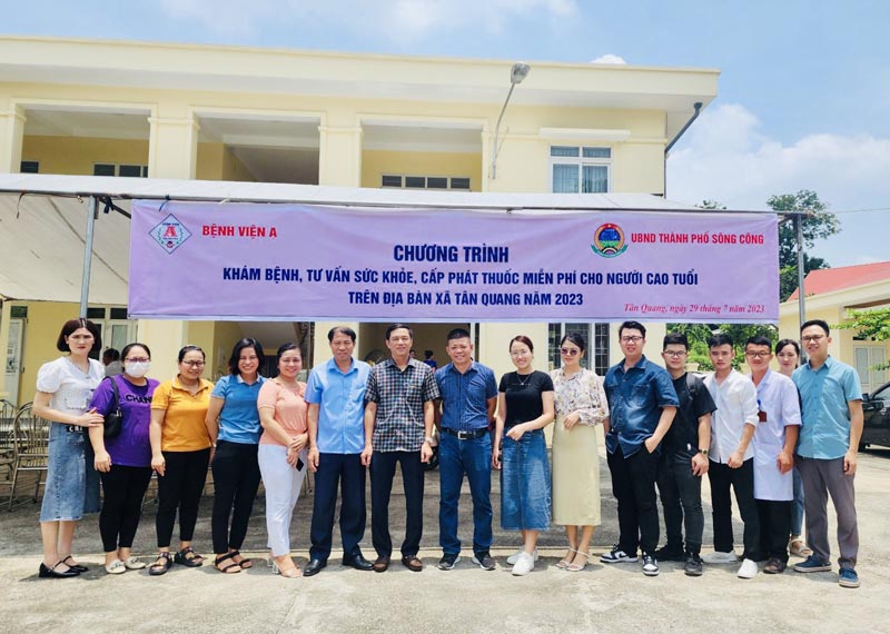 Đoàn cán bộ y tế Bệnh viện A Thái Nguyên tham gia khám bệnh, tư vấn sức khỏe, cấp thuốc miễn phí cho NCT tại xã Tân Quang, TP Sông Công