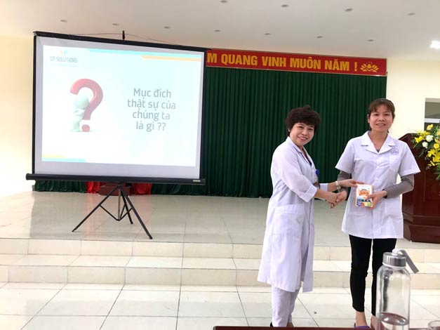 Bác sĩ chuyên khoa I. Nguyễn Thị Liệu, Phó giám đốc, Chủ tịch Công đoàn Trung tâm y tế Tặng quà cho nhân viên chăm sóc khách hàng trong việc xử lý tình huống