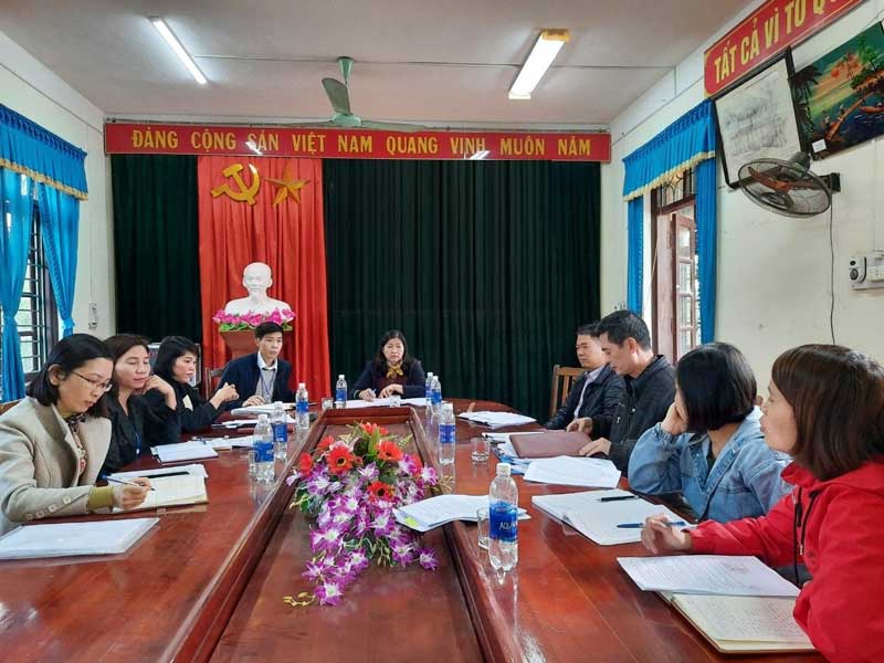 Chi cục DS phối hợp cùng các thành viên liên ngành kiểm tra thực hiện Nghị định 39 về hỗ trợ phụ nữ thuộc hộ nghèo là người dân tộc thiểu số sinh con đúng chính sách tại xã Yên Ninh