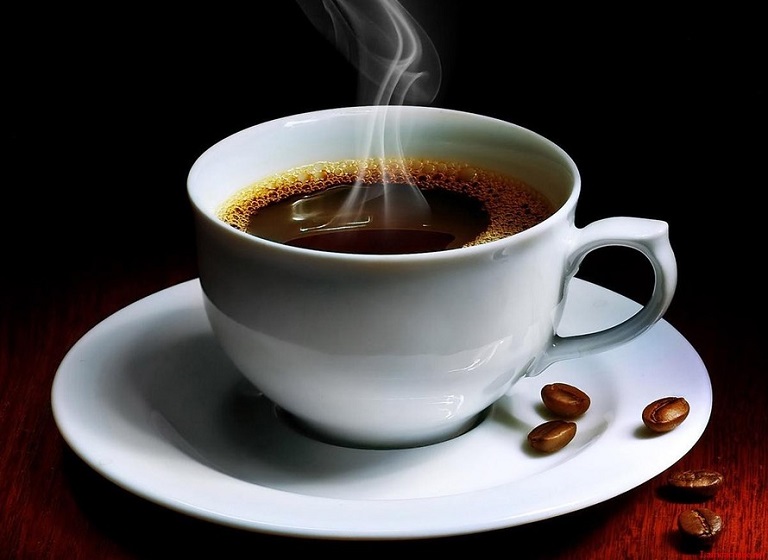 Đồ uống có cồn và caffeine không tốt cho người bị nám da