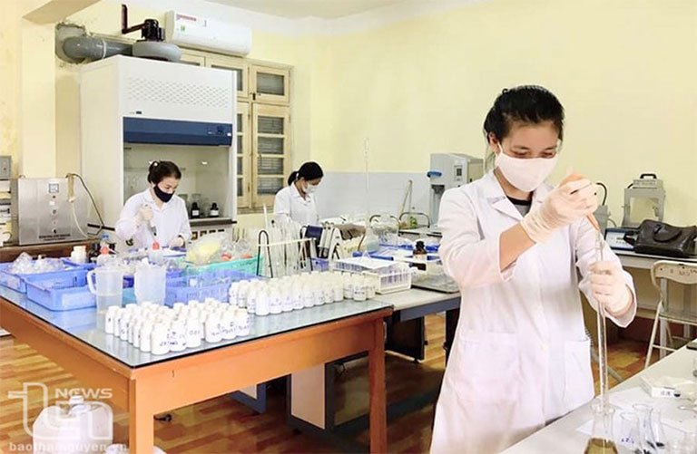 Sinh viên Trường Đại học Khoa học nghiên cứu tại phòng thí nghiệm