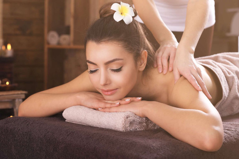 Massage nhẹ nhàng vùng cổ và vai giúp thư giãn