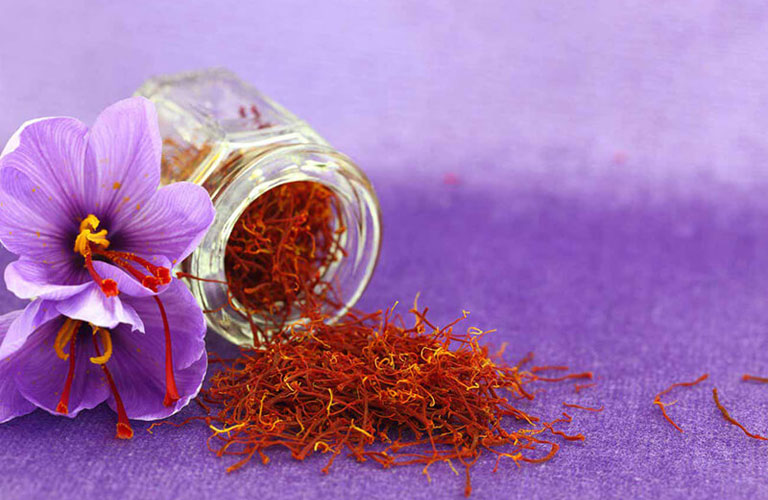 Saffron chất lượng có màu đỏ thẫm với mùi vị và độ đàn hồi nhất định