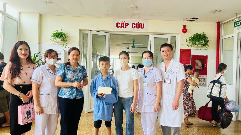 Phòng CTXH Bệnh viện A kết nối với các nhà hảo tâm tặng quà bệnh nhân nhi đang điều trị tại viện