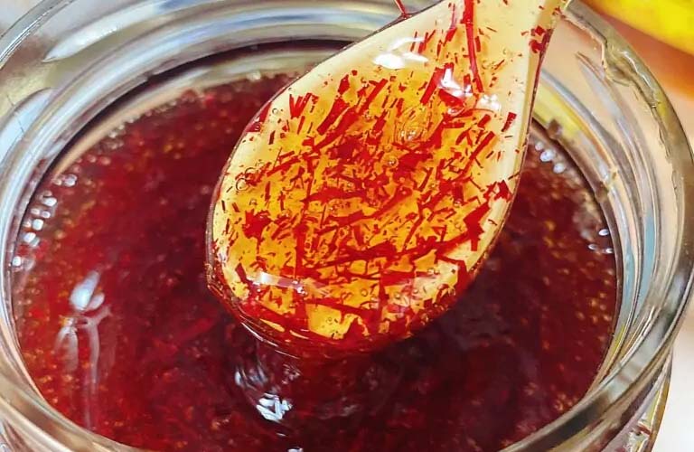 Chỉ nên dùng 1 - 2 thìa mật ong ngâm saffron mỗi ngày