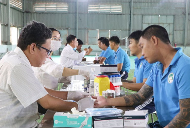 Việc xét nghiệm sàng lọc HIV bằng test nhanh, vừa bảo đảm an toàn, vừa có độ chính xác cao. Ảnh: VGP/VH