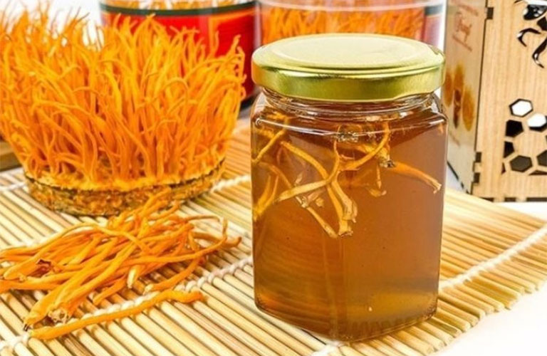 Ngâm đông trùng với mật ong là cách dùng đơn giản, hiệu quả