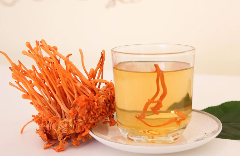 Người mệt mỏi, mới ốm dậy, cần bồi bổ sức khỏe đều có thể dùng đông trùng