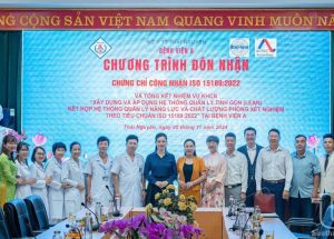 Các đại biểu chúc mừng Bệnh viện A Thái Nguyên